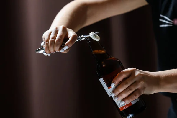 Chica Con Uñas Blancas Abre Vierte Vaso Sidra Cerveza Botella —  Fotos de Stock