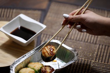 Kahverengi arka plandaki suşiyi çıkar..