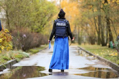 Polis memuru, arabayı durdur..