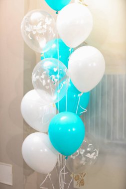 Mavi ve beyaz balonlu düğün süslemesi.