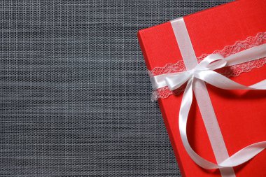 Gri arkaplanda kırmızı hediye kutusu izole edilmiş..