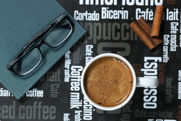 Koffie Een Witte Beker Met Zwarte Glazen Kaneel Boek Geïsoleerd — Stockfoto