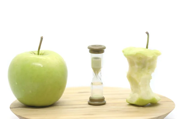 Grönt Äpple Sandglas Och Äpple Kärna Träplatta Isolerad Vit Bakgrund — Stockfoto