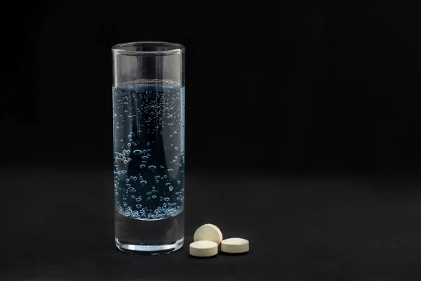 Ein Glas Flüssigkeit Mit Einer Blase Und Tabletten Isoliert Und — Stockfoto