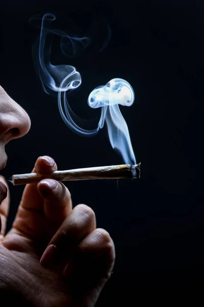 Vrouw Roken Cannabis Joint Geïsoleerd Zwarte Achtergrond — Stockfoto