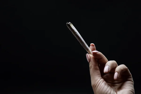 Рука Сигаретой Марихуаной — стоковое фото