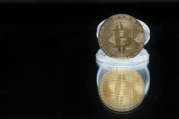 Bitcoin Goldmünze Isoliert Auf Schwarzem Hintergrund Mit Spiegelung — Stockfoto