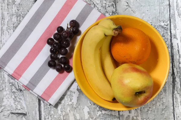 Frische Früchte Auf Einem Gelben Teller Und Handtuch — Stockfoto