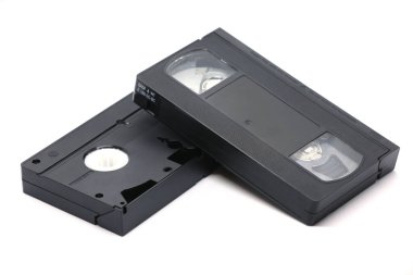 Eski Vhs siyah video kaseti beyaz arka planda izole edildi