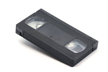 Eski Vhs siyah video kaseti beyaz arka planda izole edildi