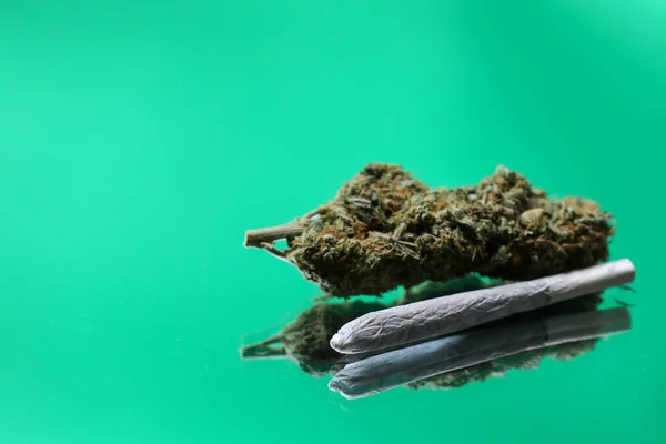 Cannabis Gren Och Gemensamma Röd Fotboll Stylad Kvarn Isolerad Grön — Stockfoto