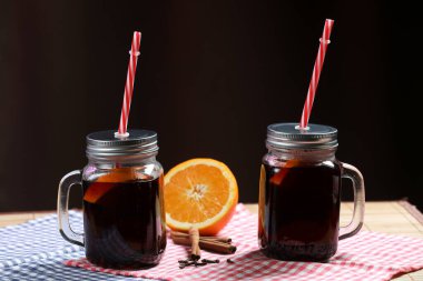 İki bardak portakallı, tarçınlı ve karanfilli şarap.