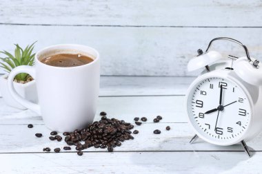  Kahve fincanı, kahve çekirdeği ve ahşap bir masada tarçın. Kahvaltı kahvesi. - Günaydın. Espresso.