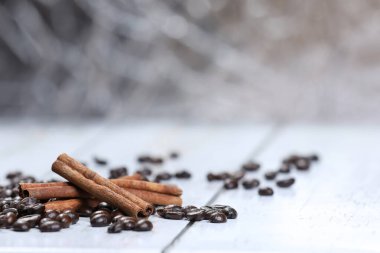 Kahve çekirdekleri ve tarçın, ahşap bir masada. Kahvaltı kahvesi. - Günaydın. Espresso.