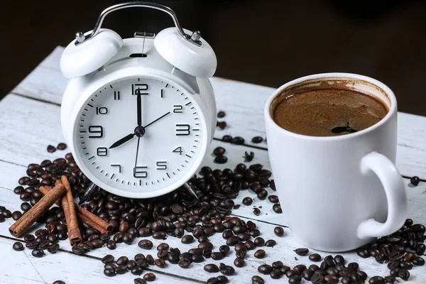 Retro Wekker Met Kopje Koffie Koffiebonen Kaneel Een Houten Tafel — Stockfoto