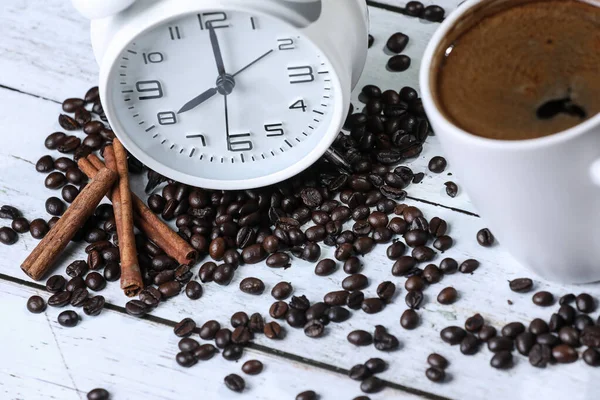 Retro Wekker Met Kopje Koffie Koffiebonen Kaneel Een Houten Tafel — Stockfoto