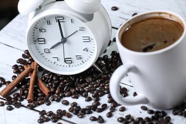 Bloemen Kopje Koffie Koffiebonen Kaneel Een Houten Tafel Ontbijt Koffie — Stockfoto