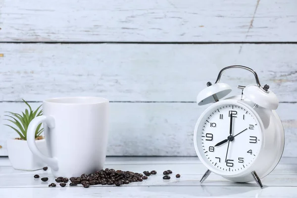 Filiżankę Kawy Ziarna Kawy Cynamonu Drewnianym Stole Śniadanie Kawa Dzień — Zdjęcie stockowe