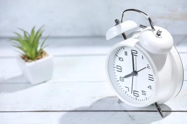 Witte Retro Wekker Houten Tafel Groene Plant Een Witte Pot — Stockfoto