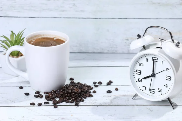 Filiżankę Kawy Ziarna Kawy Cynamonu Drewnianym Stole Śniadanie Kawa Dzień — Zdjęcie stockowe