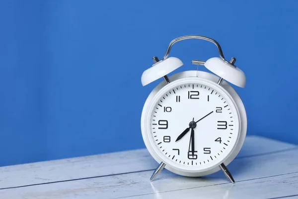 Despertador Retro Blanco Mesa Madera Sobre Fondo Azul —  Fotos de Stock