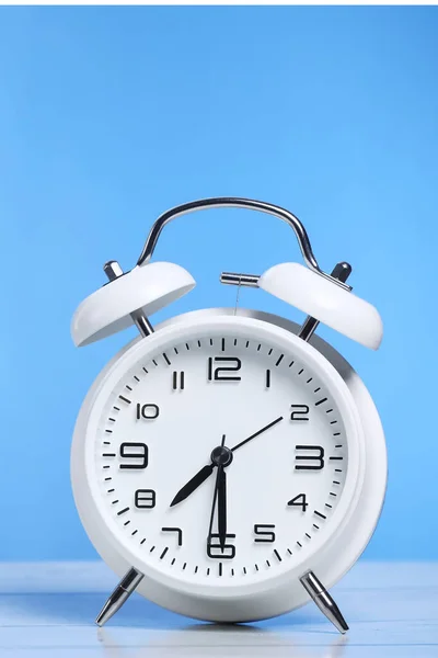 Relógio Alarme Retro Branco Mesa Madeira Fundo Azul — Fotografia de Stock