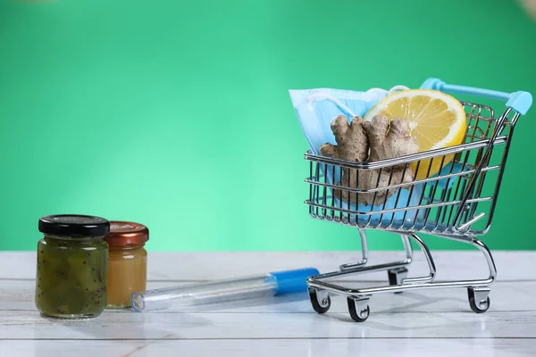 Carro Compras Azul Con Máscara Médica Vitamina Jengibre Limón Tarro — Foto de Stock