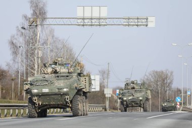 Şehirdeki ordu. Şehirdeki askeri teçhizat. Asker. Tank. BTR.