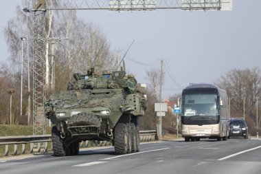 Şehirdeki ordu. Şehirdeki askeri teçhizat. Asker. Tank. BTR.