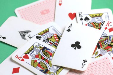 Yeşil poker masasında kağıt oynamak. Kumar oynuyorum. Bağımlılık. Bahisler