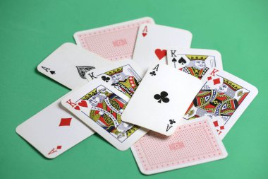 Yeşil poker masasında kağıt oynamak. Kumar oynuyorum. Bağımlılık. Bahisler