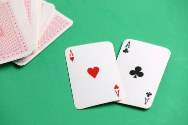 Yeşil poker masasında kağıt oynamak. Kumar oynuyorum. Bağımlılık. Bahisler