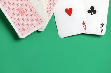 Yeşil poker masasında kağıt oynamak. Kumar oynuyorum. Bağımlılık. Bahisler
