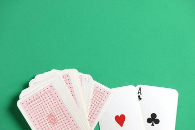 Yeşil poker masasında kağıt oynamak. Kumar oynuyorum. Bağımlılık. Bahisler