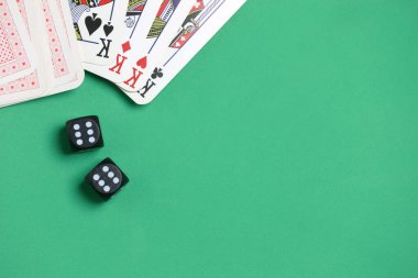 İskambil kağıdı, zar oyunu, yeşil poker masasında para. Kumar.. 