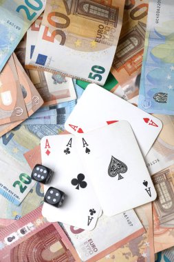 İskambil kağıdı, zar oyunu, yeşil poker masasında para. Kumar.. 