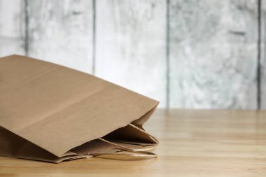 Ahşap bir arka planda geri dönüşümlü kağıt alışveriş torbası. Eko ürün.