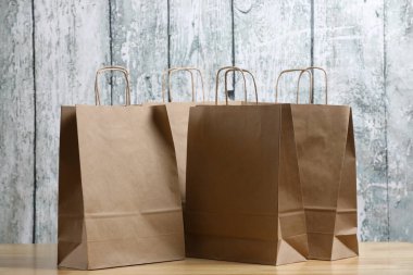 Ahşap bir arka planda geri dönüşümlü kağıt alışveriş torbası. Eko ürün.