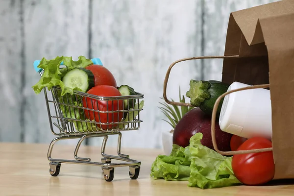 Alışveriş Arabası Bakkaliye Ahşap Arka Planda Sebzeli Geri Dönüşümlü Kağıt — Stok fotoğraf