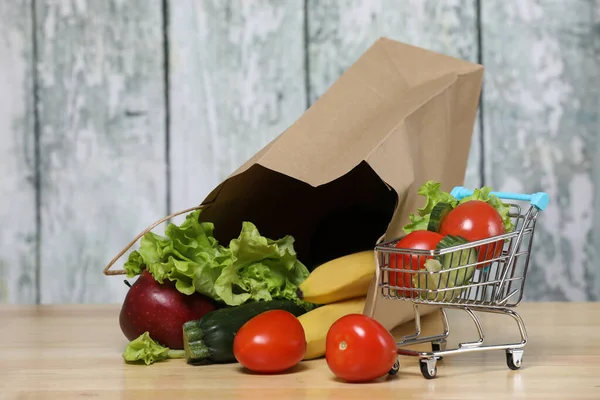 Carrito Compras Con Comestibles Bolsa Compras Papel Reciclado Con Verduras —  Fotos de Stock