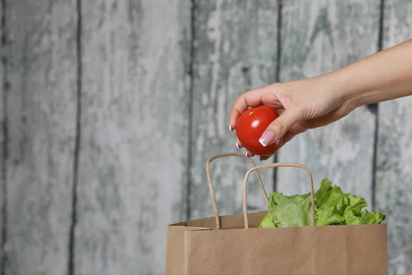 Mujer Mano Sosteniendo Tomate Rojo Con Bolsa Papel Reciclado Sobre —  Fotos de Stock