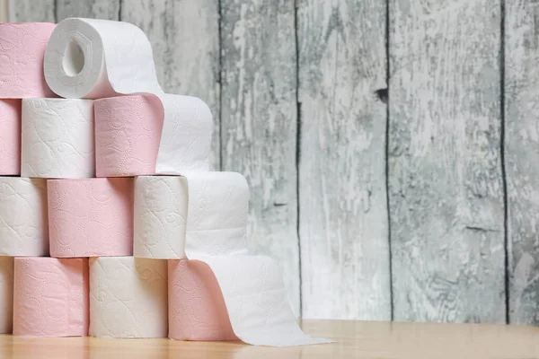 Una Pila Papel Higiénico Rosa Blanco Sobre Una Mesa Sobre —  Fotos de Stock