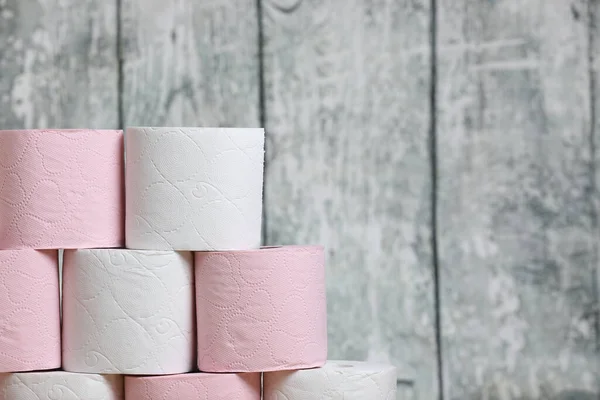 Пачка Розовой Белой Туалетной Бумаги Столе Деревянном Фоне — стоковое фото