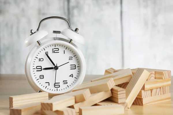 Relógio Alarme Retro Branco Uma Mesa Com Pequenos Tijolos Madeira — Fotografia de Stock