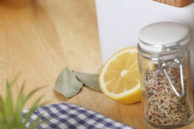 Bir kavanoz tuz, biber ve limon. Kahvaltı.