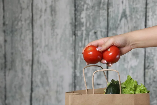 Mujer Mano Sosteniendo Tomate Rojo Con Ensalada Verde Una Bolsa —  Fotos de Stock