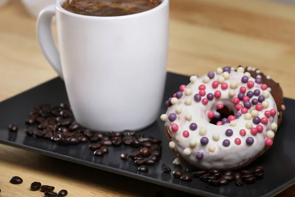 Taza Café Blanco Una Mesa Madera Con Donas Chocolate Chocolate —  Fotos de Stock