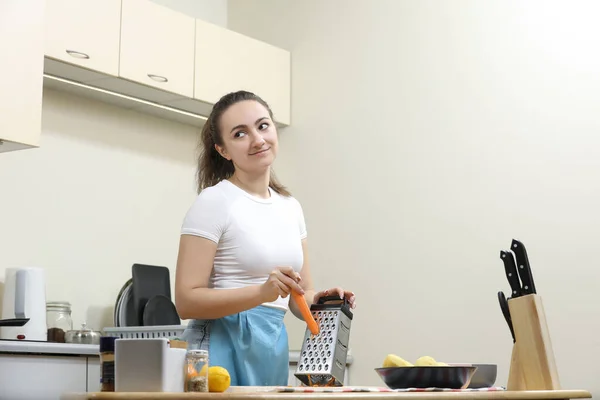 Een Jonge Vrouw Die Kookt Keuken Huisvrouw Bereidt Groenten Voor — Stockfoto