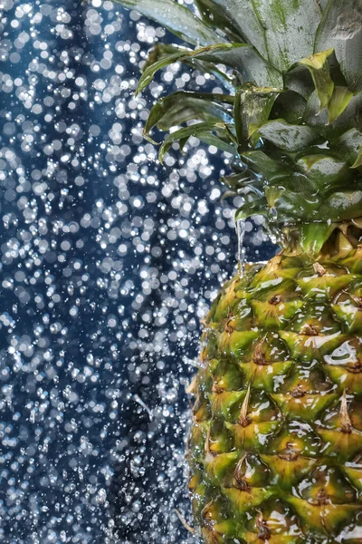 Piña Grande Fresca Acercan Las Gotas Agua Salpicadura Agua Cóctel — Foto de Stock