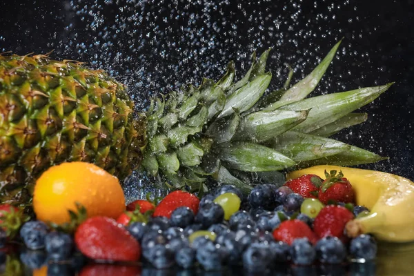 Las Frutas Tropicales Cierran Sobre Una Mesa Fresa Uva Arándanos —  Fotos de Stock